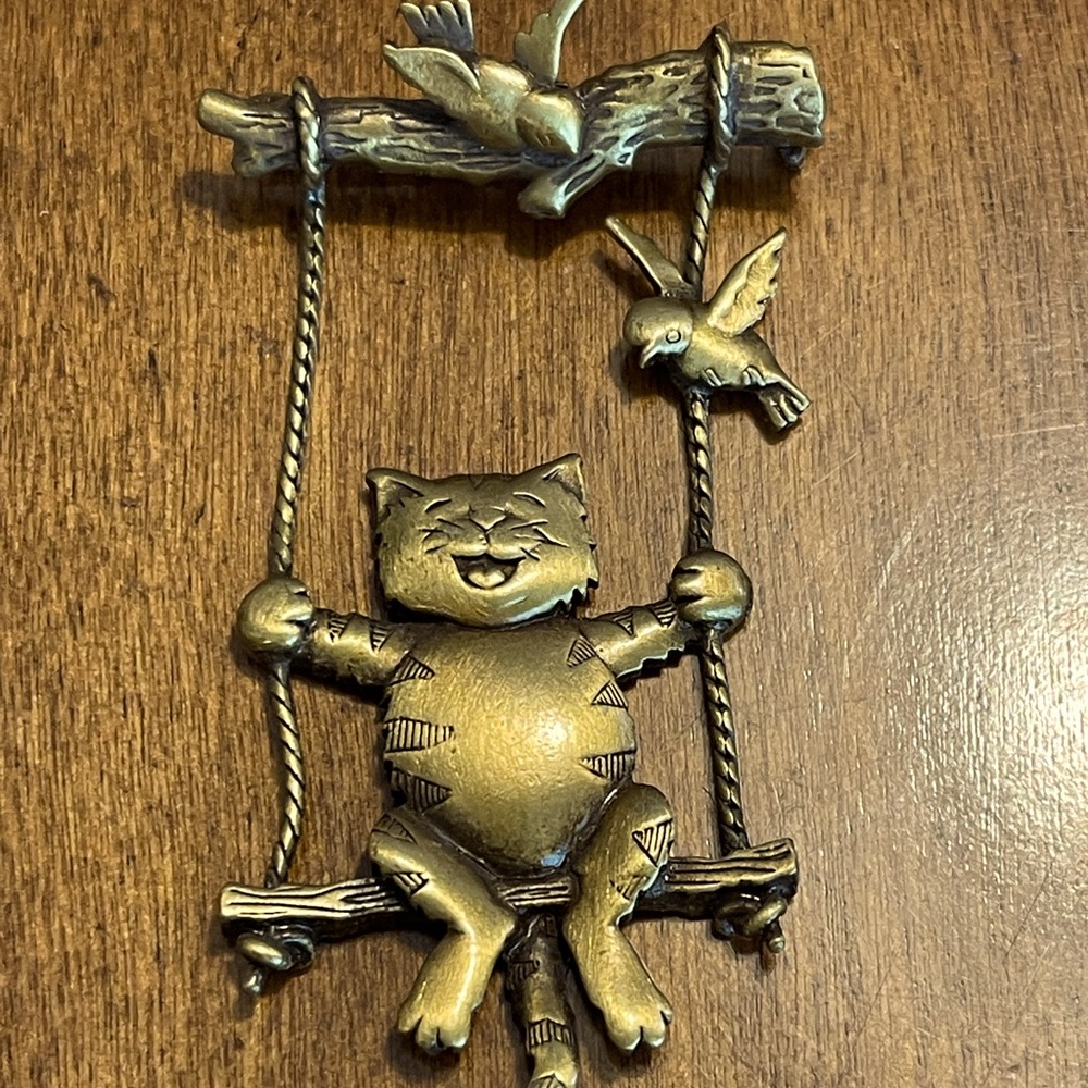 DARLING SWINGING KITTY CAT PIN SIGNED JJ